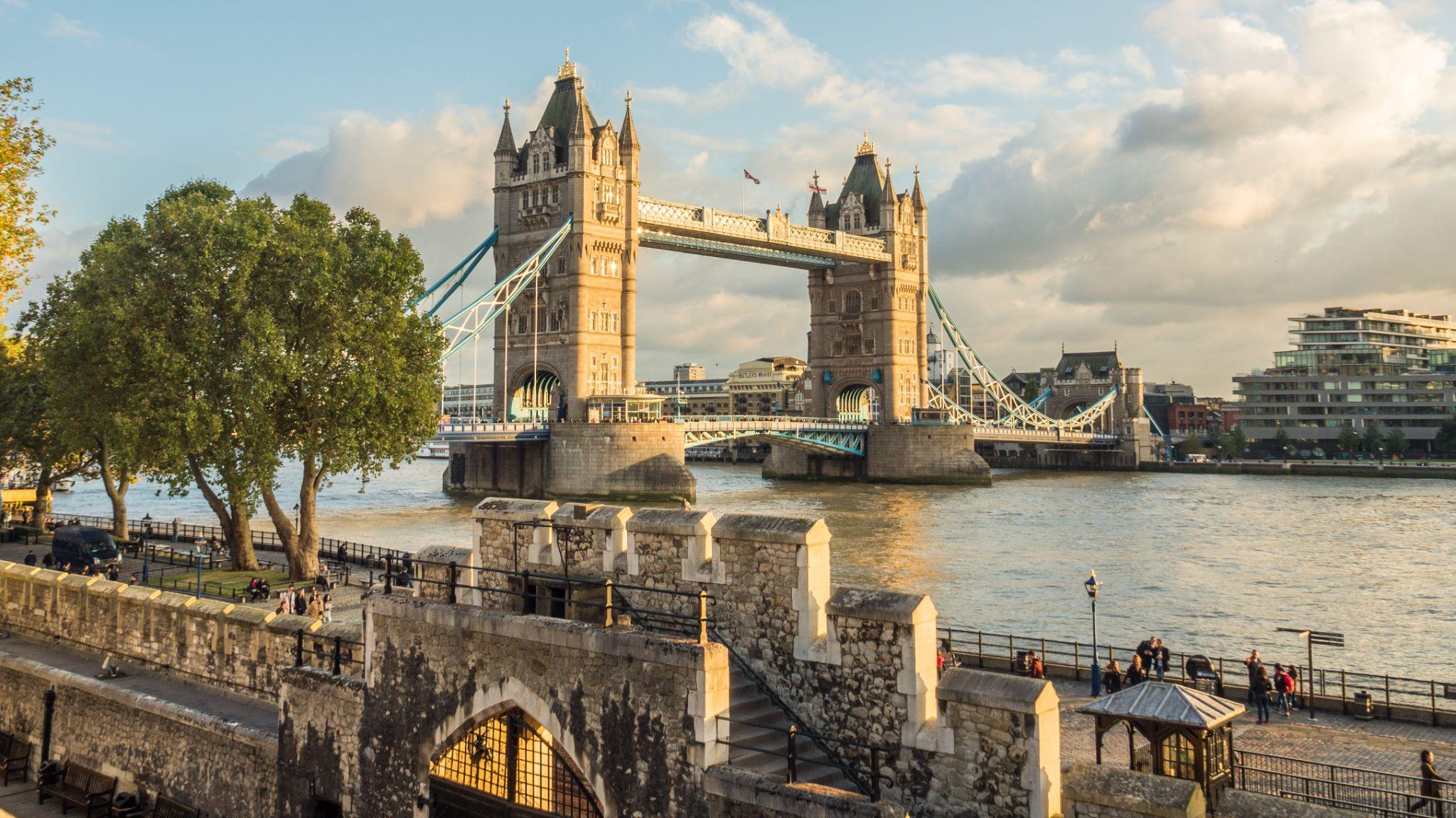 Tower Bridge vista do rio Tâmisa
