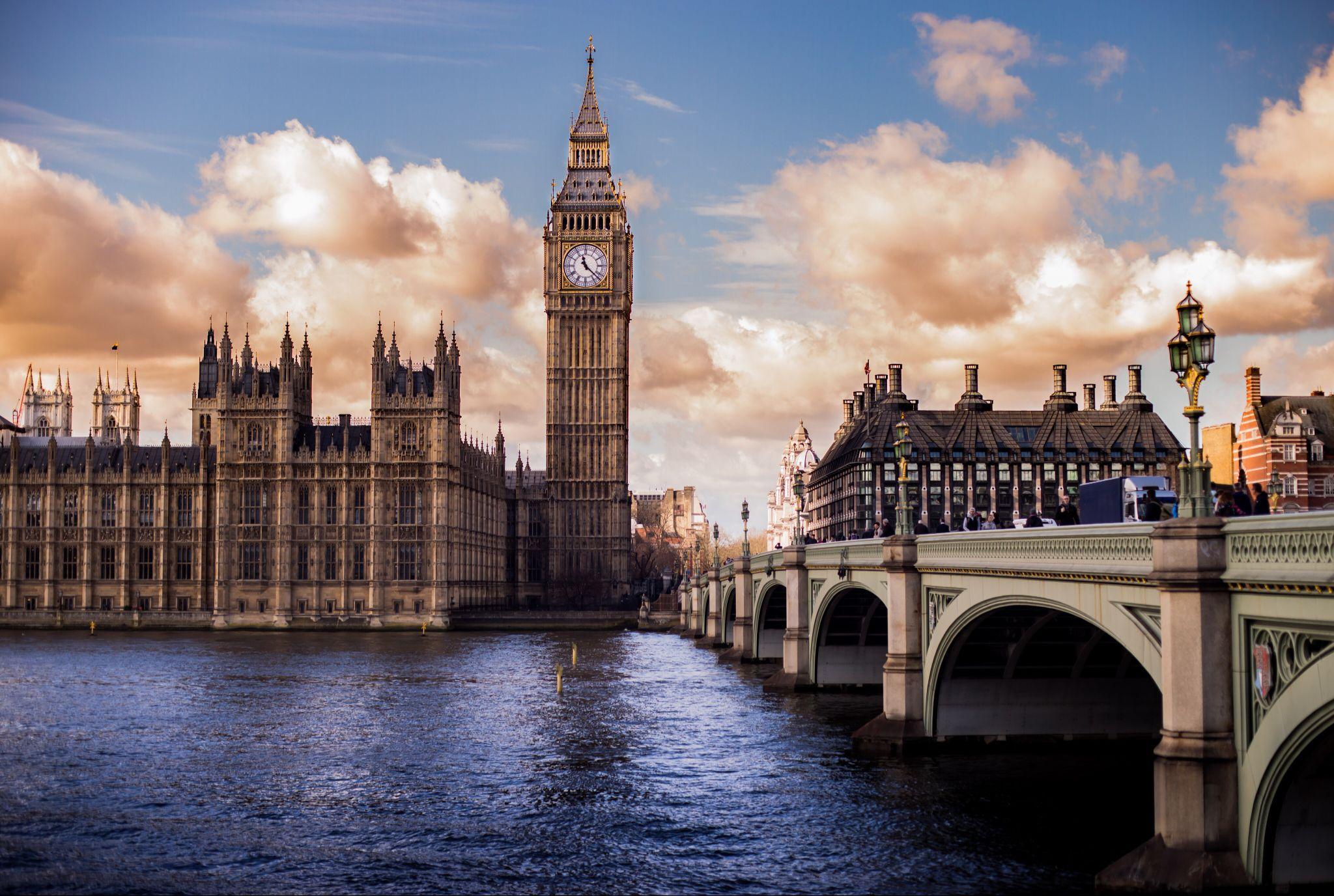 Palácio de Westminster e Big Ben em Londres